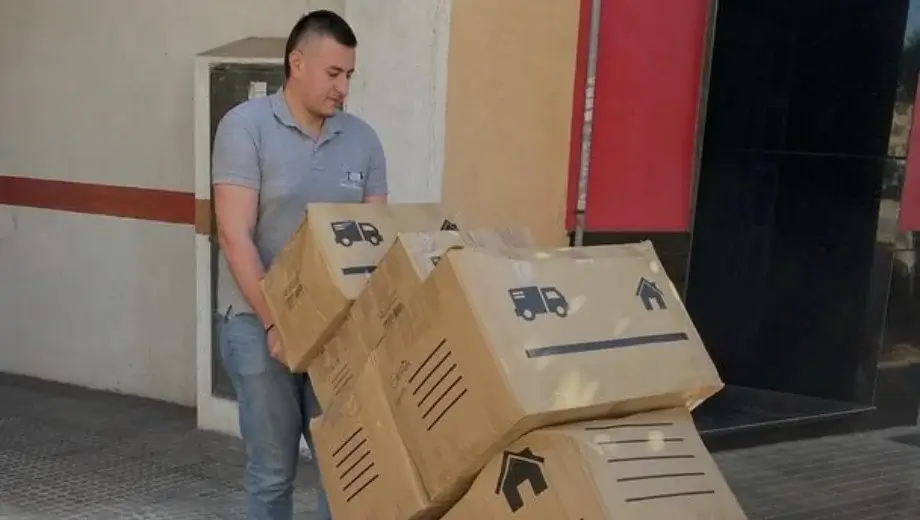 Bcn - Mad Operarios con cajas (1) Mudanzas de Barcelona a Madrid operario con cajas