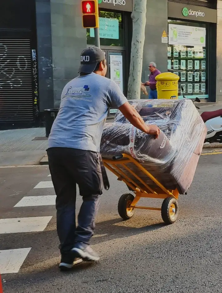 Mudanzas terrones trasladando en Barcelona Mudanzas baratas Operario moviendo un sillón